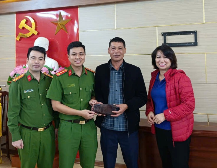 Công an phường Hòa Bình trao trả tài sản đánh rơi cho công dân